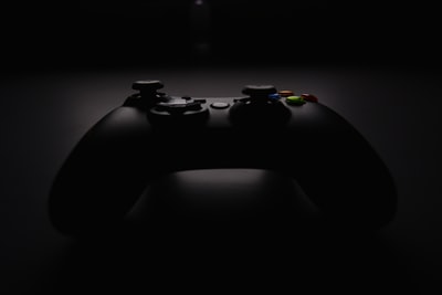 黑色Xbox控制器浅焦摄影